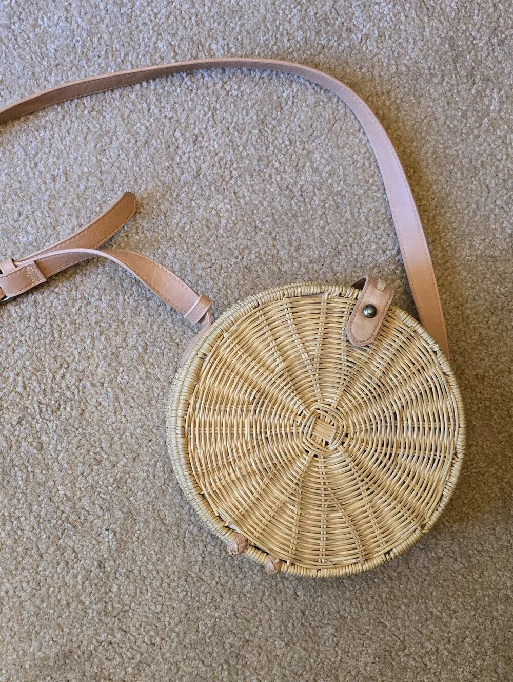 Round Woven Straw Crossbody Bag in Natural
